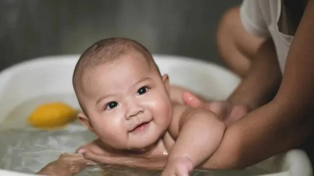 A Step-by-Step Guide to Bathing Your Newborn